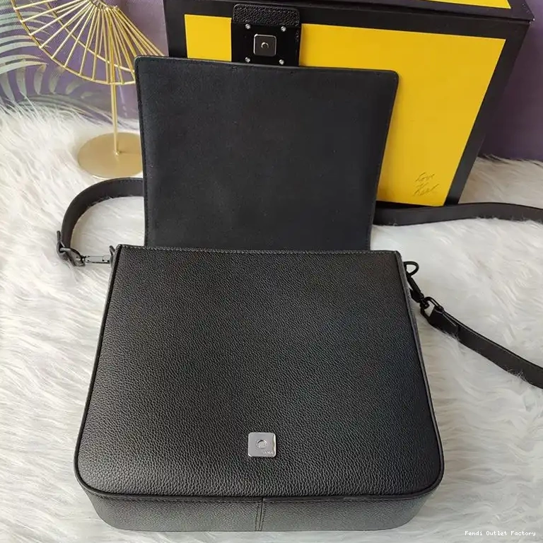 Vintage HOT Messenger Black Leather In Romano Fendi Cuoio Medium Baguette 0416